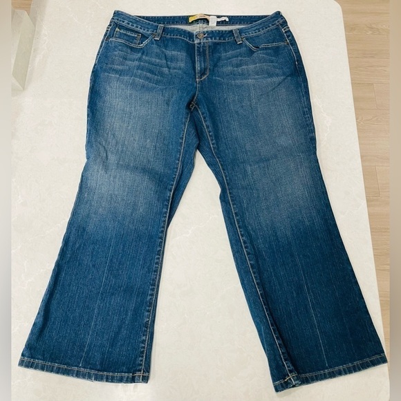 Old Navy Women’s Plus Bootcut Short size 20 - Picture 1 of 4